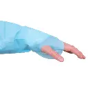 Pechera Plástica con Manga y Ojal en Pulgar 10 unidades Cranberry detalle mano.webp