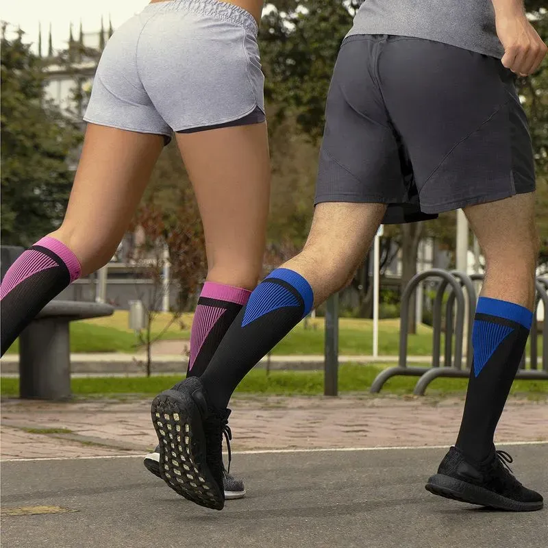 Calcetín Compresivo Sport No-Varix Negro-Azul 15-20 mmHg en uso.webp