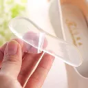 Protector Talón Silicona DeRoyal en uso.webp